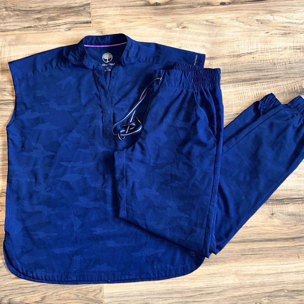 Healing Hands Scrub Set Joggers (XS) Navy Blue with Subtle Camo